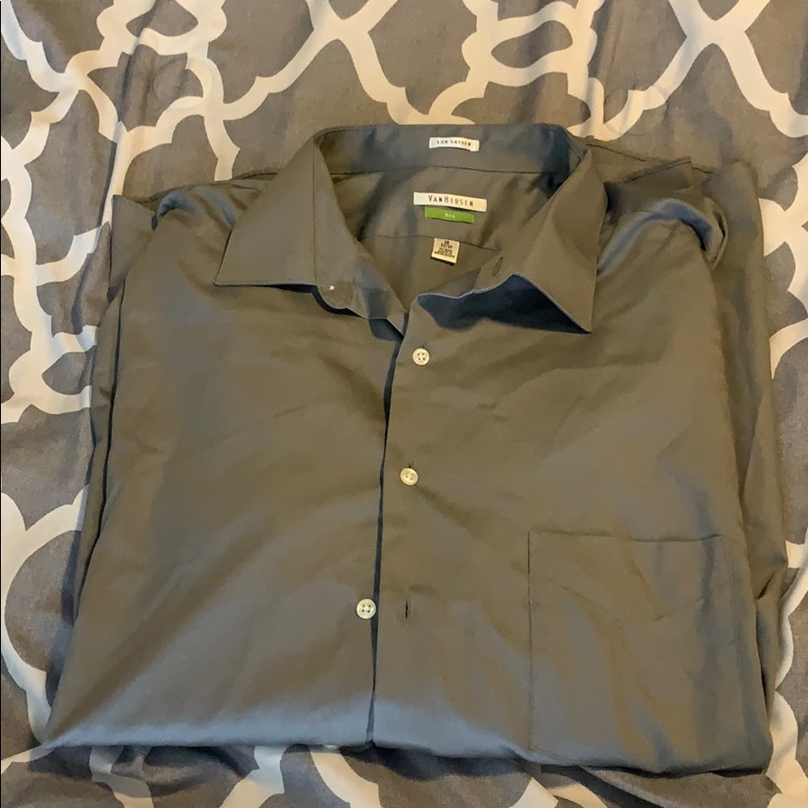 Brand New Van Heusen Long Sleeve Button Down Brand New Van Heusen Long Sleeve Button Down